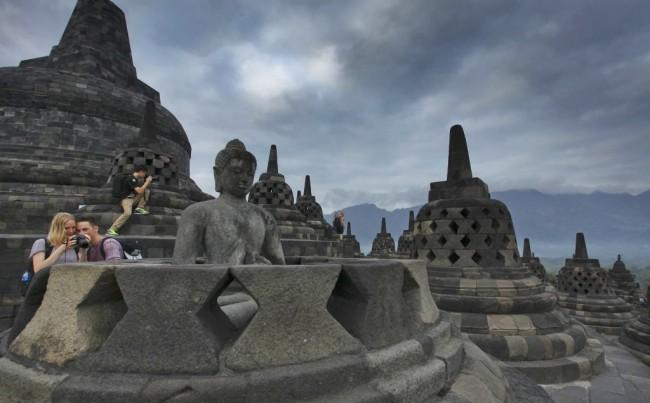 Warga Wisata ke Candi Borobudur