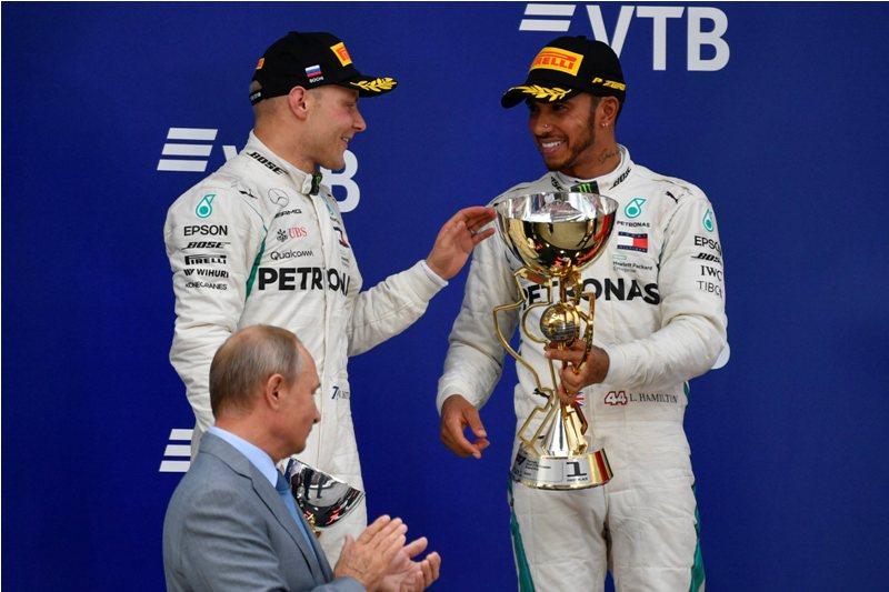 Hamilton Menangi GP Russia Berkat Team Order