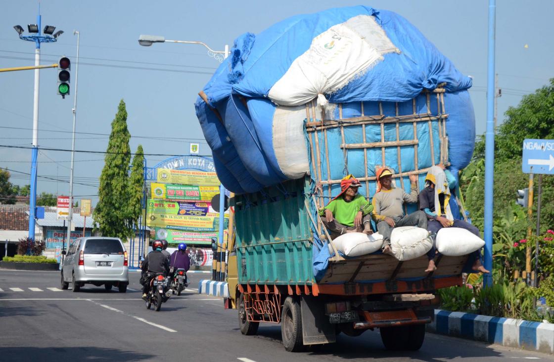 Kemenhub Tindak Angkutan Barang Bermuatan Lebih