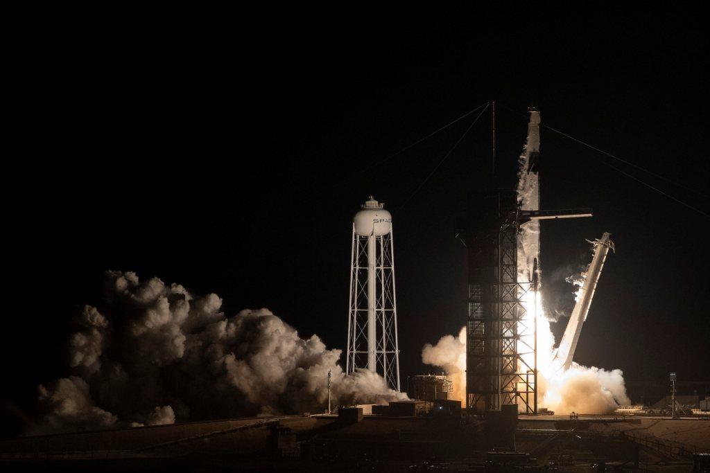 NASA Sukses Luncurkan Roket Falcon 9 dan Kapsul Crew Dragon