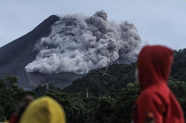 Gunung Merapi Erupsi, Sejumlah Warga Dievakuasi 