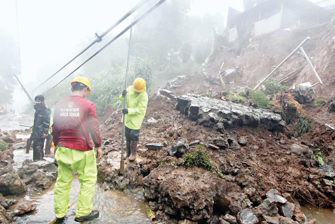 Puncak Longsor, 3 Warga Belum Ditemukan