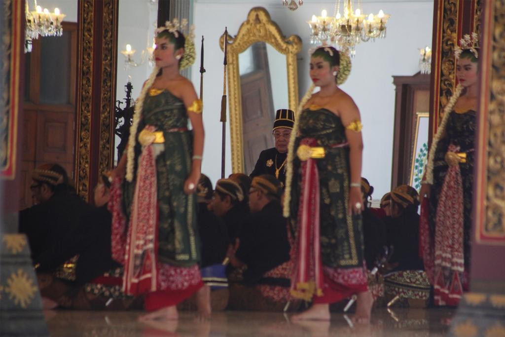 Jumenengan Simbol Kerukunan Keluarga Keraton