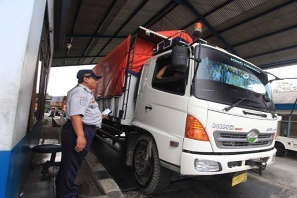 Kemenhub Tindak 17 Truk Kelebihan Muatan