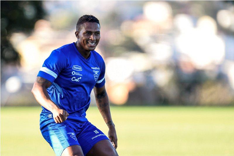 Antonio Valencia Membela Quito