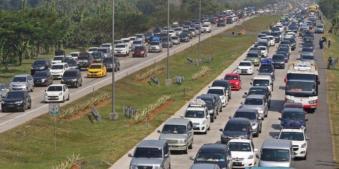 Mobil Lewat Tol Jakarta-Cikampek pada Minggu Tertinggi