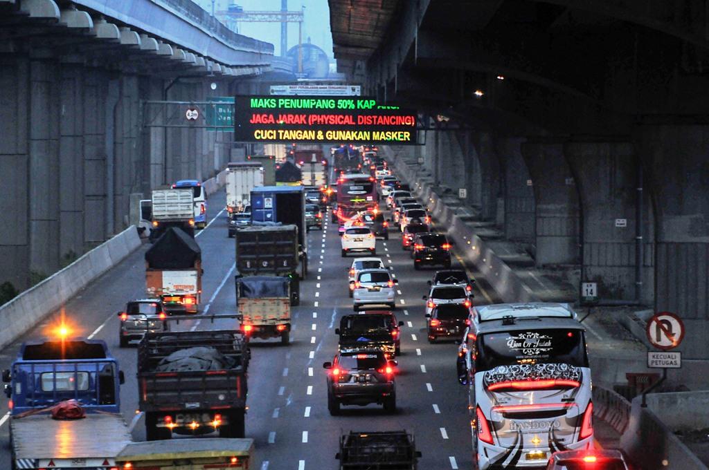 Angkutan di Tol Jakarta-Cikampek Dibatasi