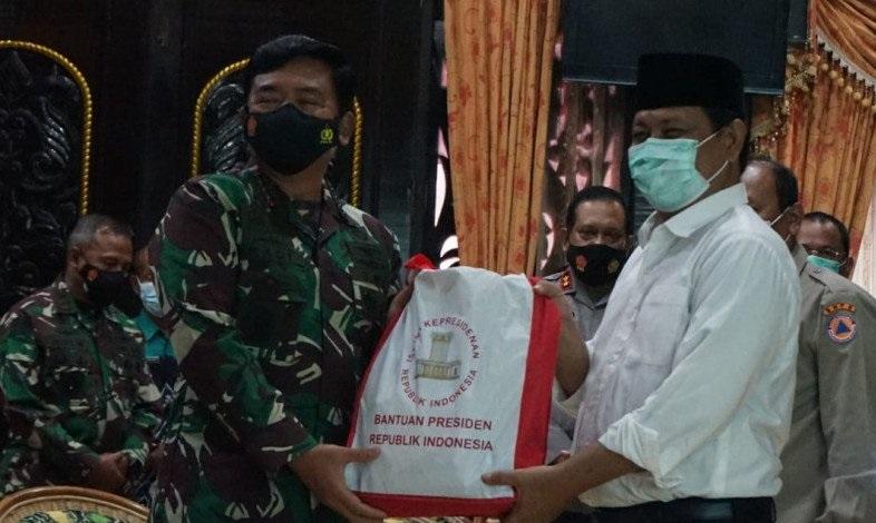 Panglima TNI Salurkan Bantuan Presiden untuk Korban Banjir Kalsel