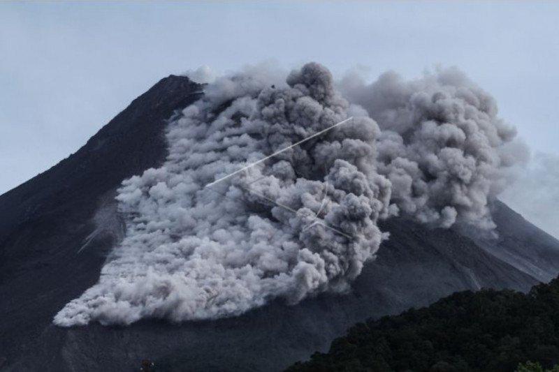 Warga Lereng Merapi di Sleman Berlarian Keluar Rumah Saat Awan Panas