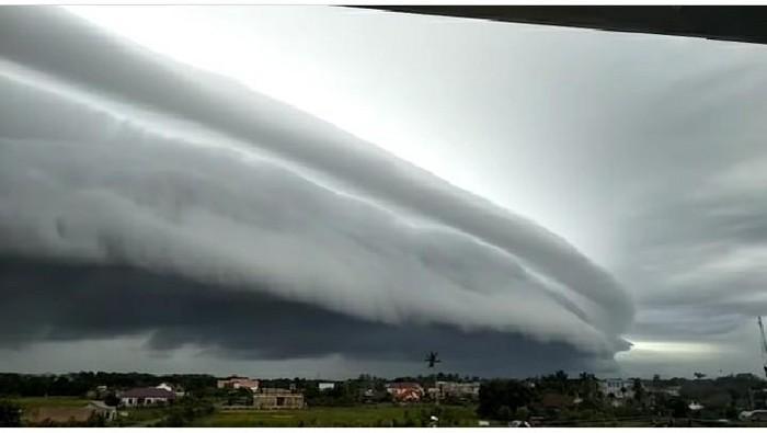 Lapan: Awan Mirip Gelombang Tsunami Tanda Badai Segera Muncul