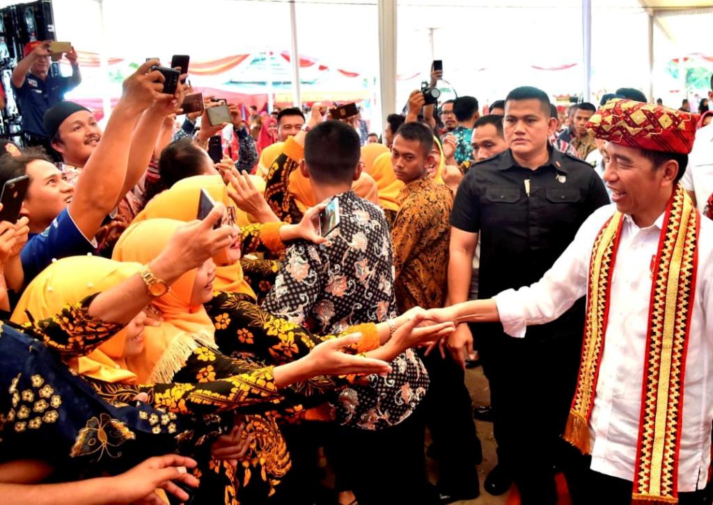 Rela Berdesakan demi Foto Bareng Jokowi