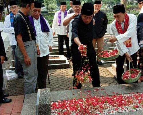 Ziarah ke Makam Husni Thamrin