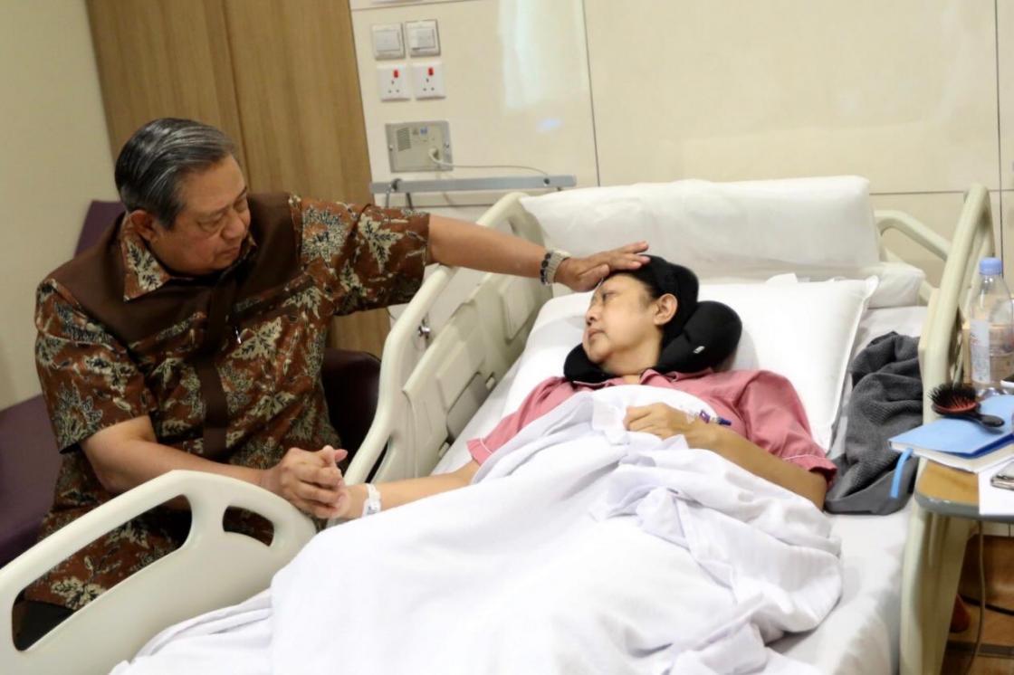 Presiden Kirim dr Terawan Bantu Pengobatan Ibu Ani