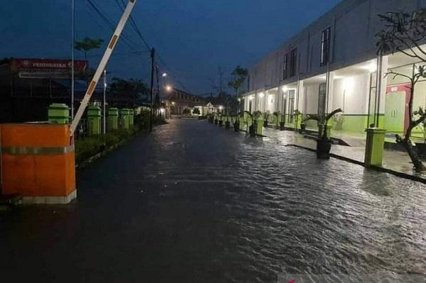 Hujan Deras di Sambas Sebabkan Sejumlah Lokasi Banjir
