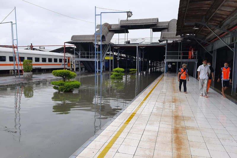 Perjalanan KA Lintas Utara Terganggu Akibat Banjir di Semarang