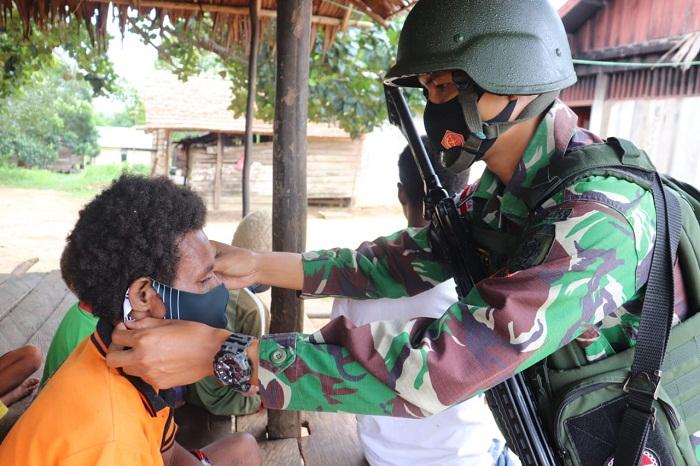 TNI-Polri Patroli dan Bagikan Masker di Kabupaten Mappi