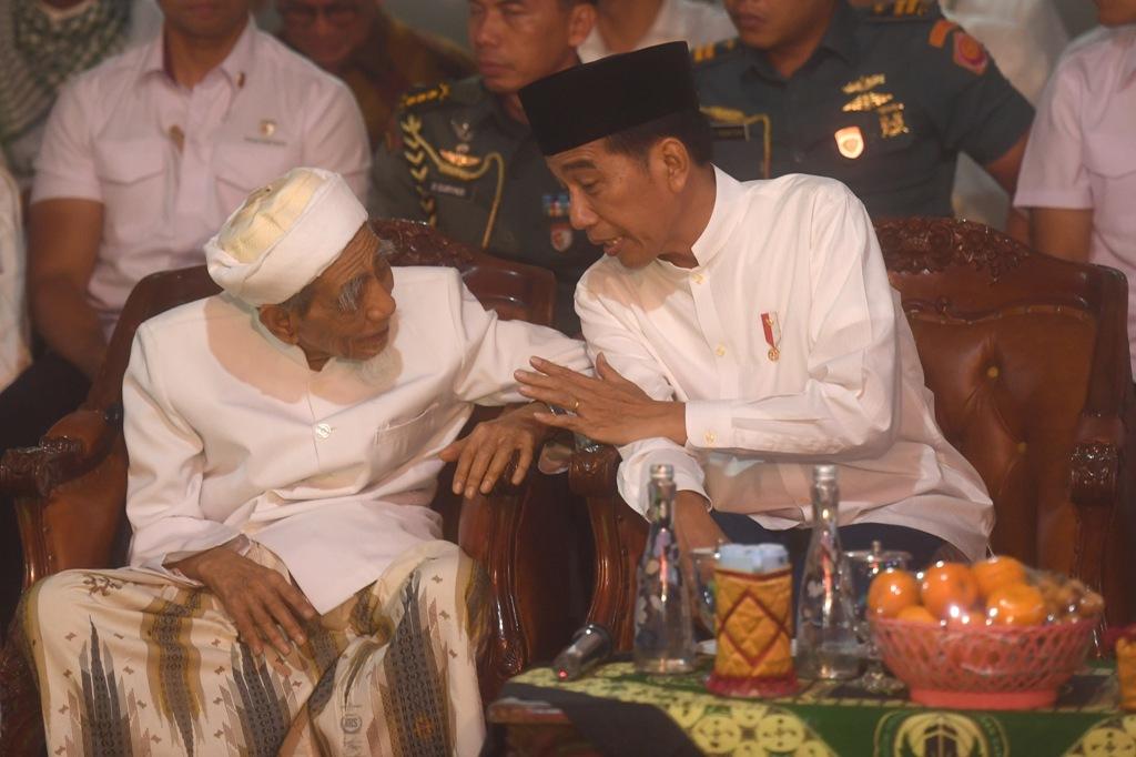 KH. Maemoen Dukung Jokowi