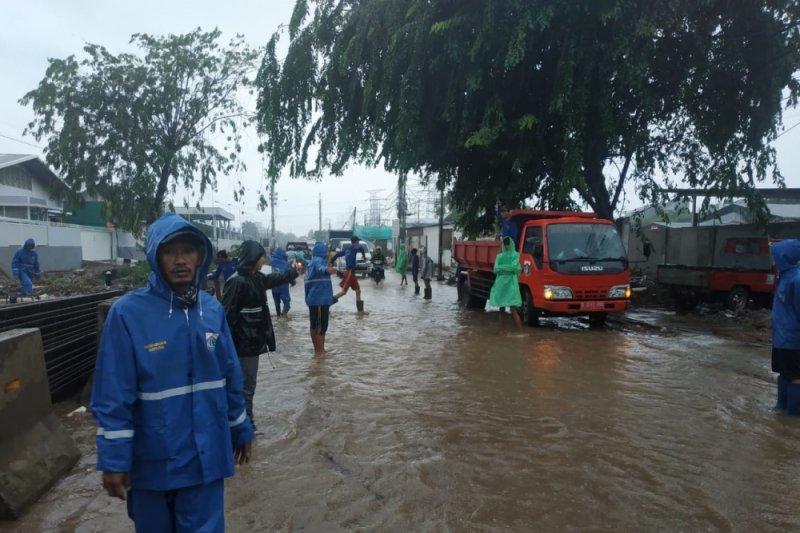 60 Personel Satgas SDA Atasi Genangan Air di Kelapa Gading