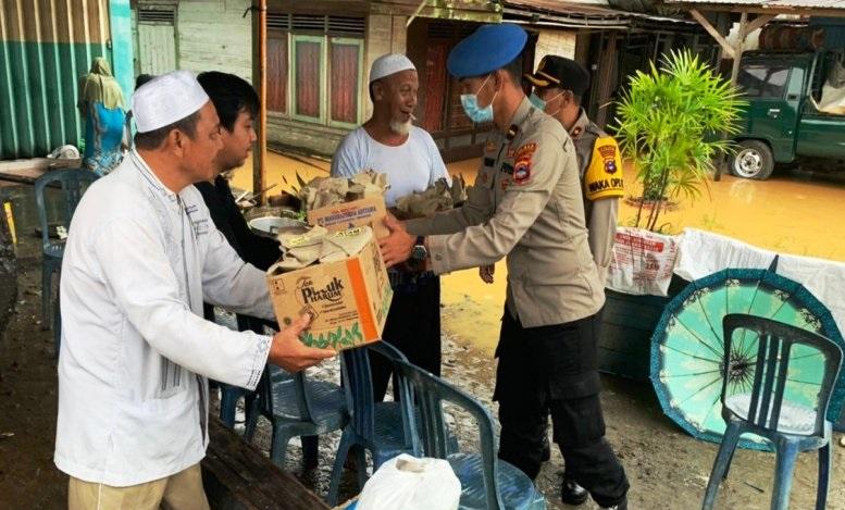 Polres Hulu Sungai Selatan Bagikan Makanan Kepada Korban Banjir