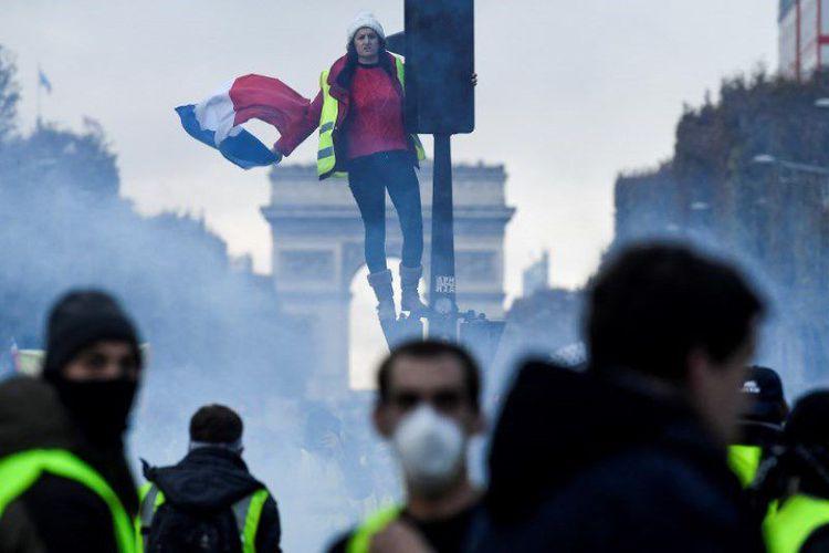 Demonstran dan Polisi Bentrok di Champs-Elysees