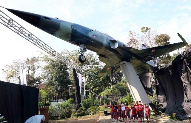 Melihat Jet Tempur di Taman Ade Irma Suryani