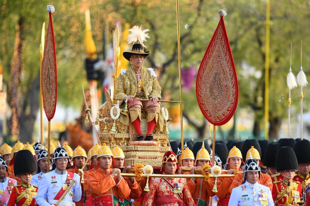 Raja Baru Diarak di Jalanan Utama Bangkok
