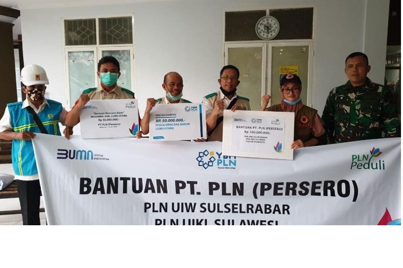 PLN Sulselbar Salurkan Bantuan Rp160 Juta ke Korban Banjir Bandang