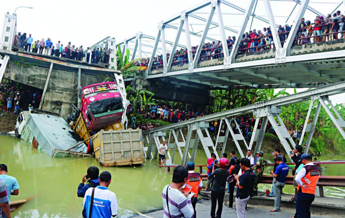 Tak Mampu Tahan Beban, Jembatan Widang Ambruk