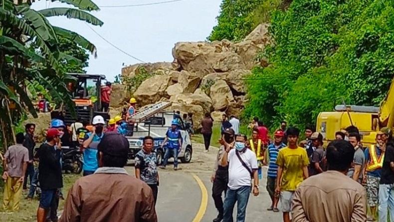 Polisi Buka Tutup Jalur Trans Sulawesi Majene