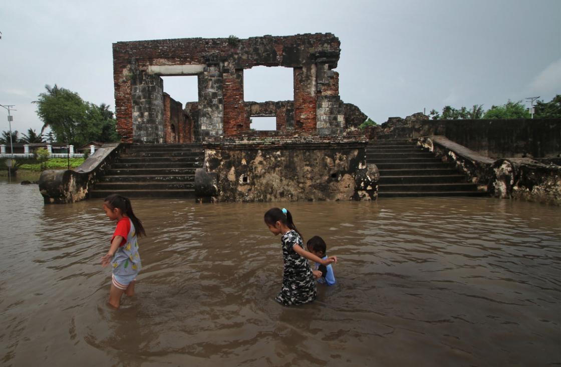Banjir di Bekas Keraton Kaibon