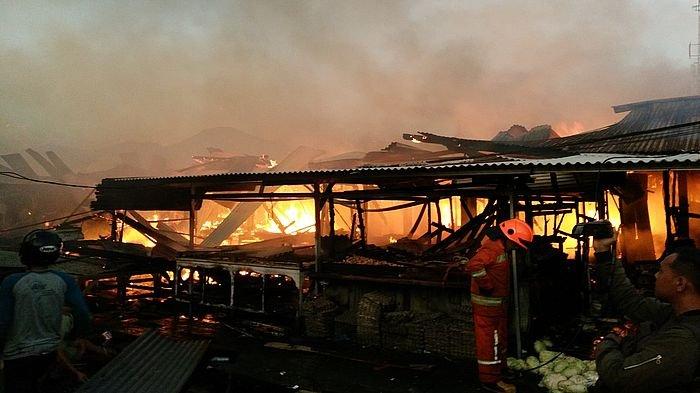 300 Kios di Pasar Gedebage Bandung Terbakar