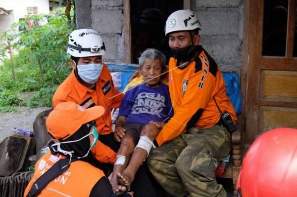 Warga Kelompok Rentan di Lereng Gunung Merapi Diungsikan