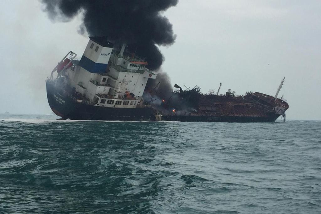 Kapal Tanker Terbakar di Perairan Hong Kong