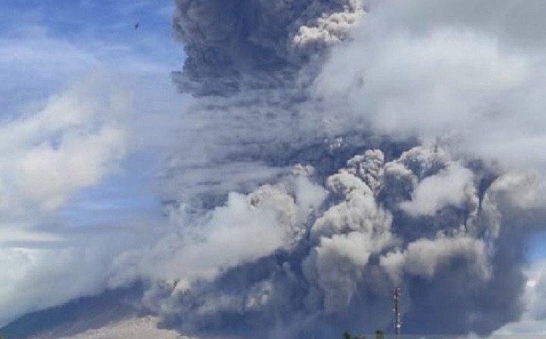 Abu Vulkanik Letusan Gunung Sinabung Sampai ke Langkat