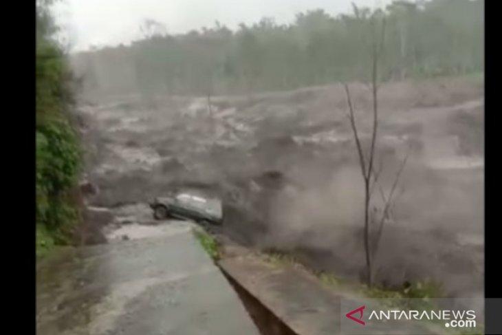 Mobil Angkut BBM Terseret Banjir Lahar Dingin Gunung Semeru