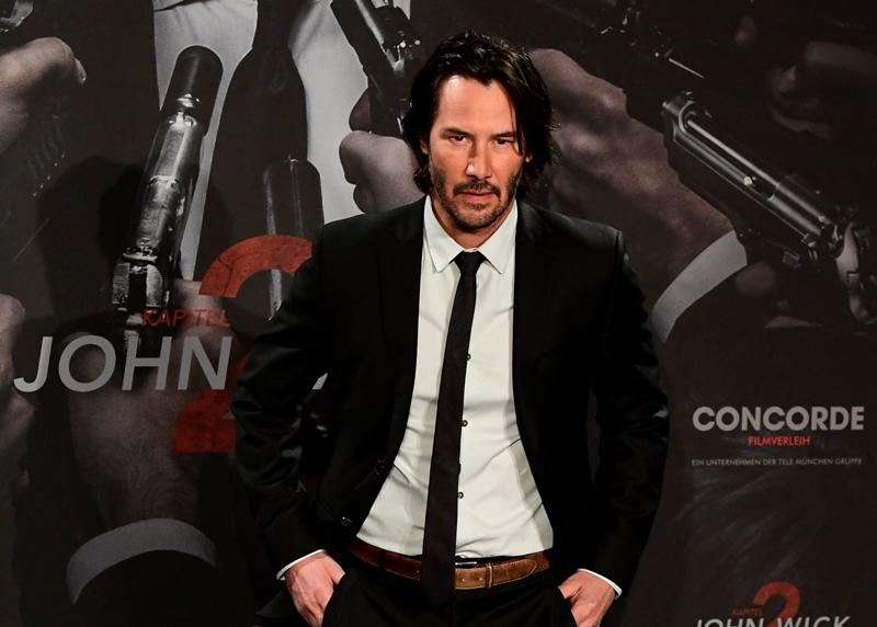 Keanu Reeves Bantu Penumpang Pesawat saat Kepanikan