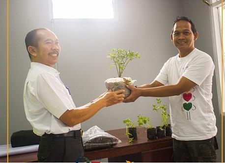 Membagikan Pupuk Bio-Slurry Pada Warga Sekitar Novotel Bandung