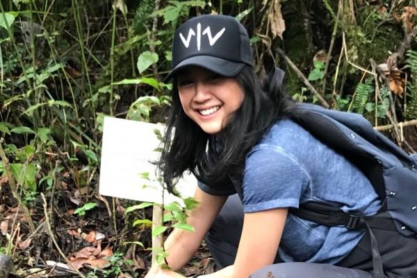 Sherina Munaf Tanam Pohon di Areal 'Wiro Sableng'