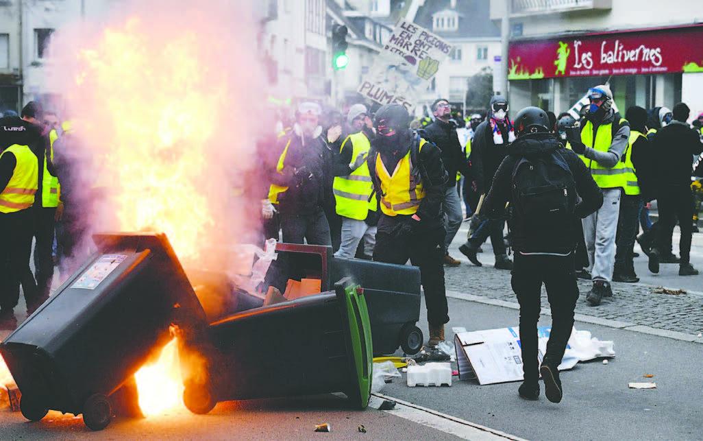 Bentrokan Rompi Kuning dan Aparat Kembali Pecah di Paris