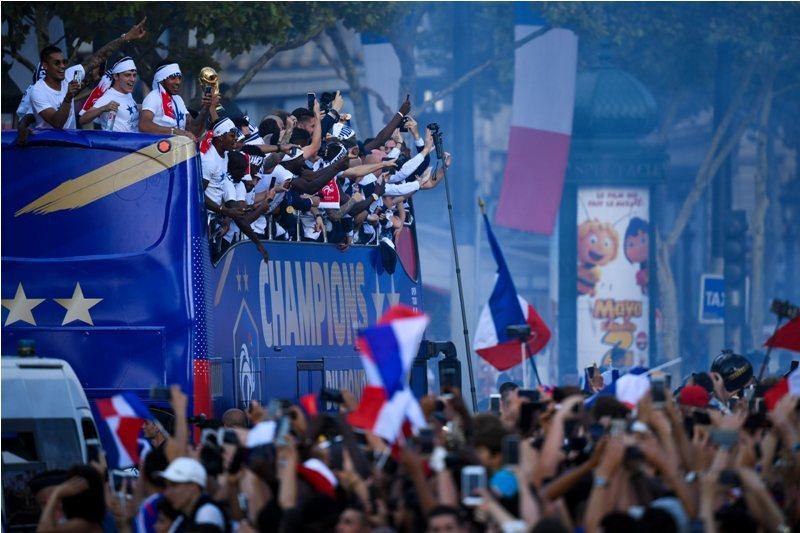 Les Bleus Disambut bak Pahlawan