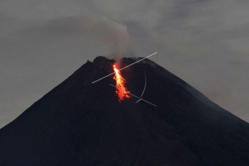 Gunung Merapi Keluarkan 10 Kali Guguran Lava Pijar Kamis Malam