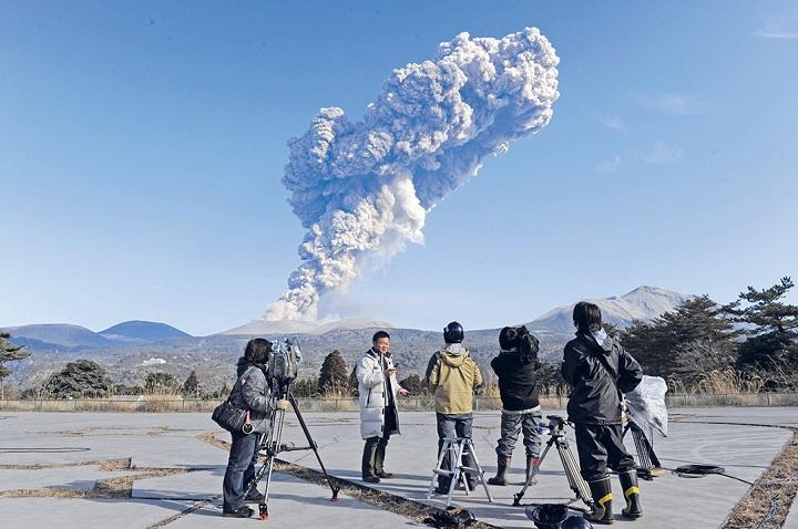 Gunung Shinmoedake di Jepang Meletus