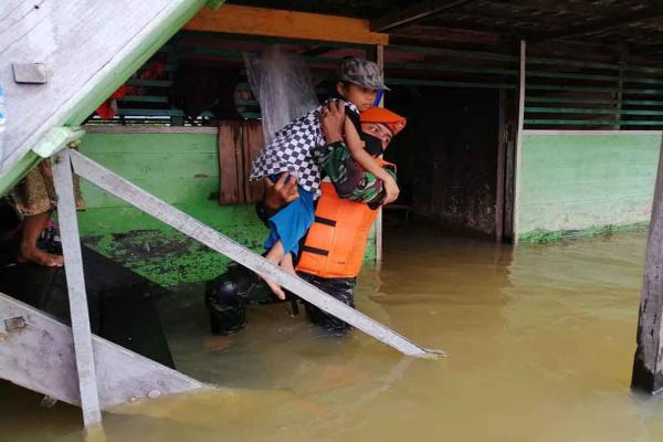 Satu Per Satu Lansia dan Anak-anak Ditolong Pasukan Elit TNI 