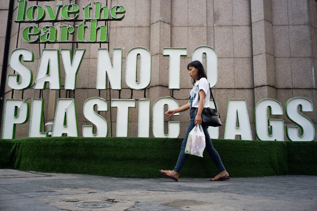 Manusia Konsumsi Plastik Seukuran Kartu Kredit Tiap Pekan