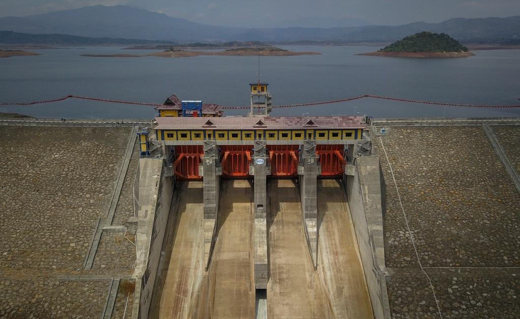 Debit Waduk Menyusut