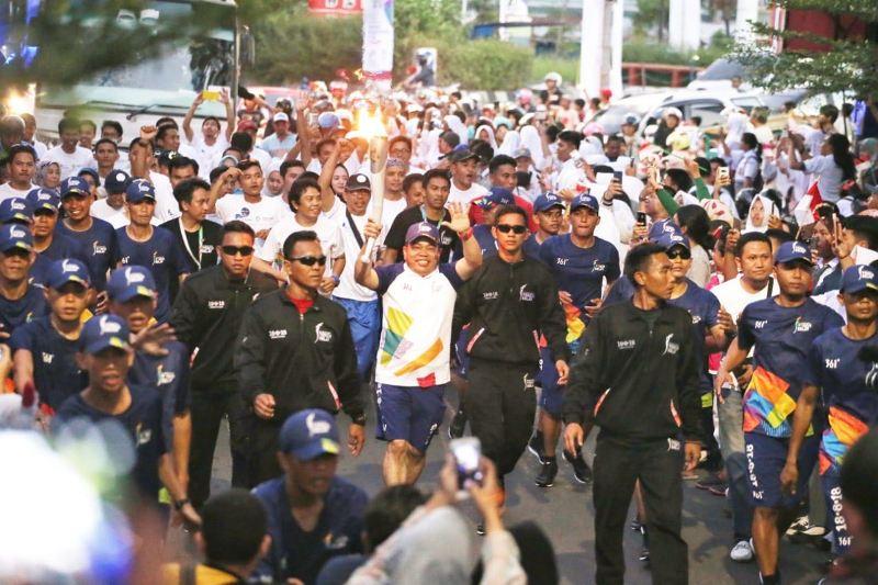 Pawai Obor Asian Games Disambut Warga dengan Bangga