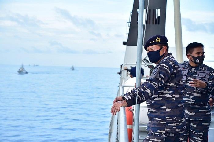 KSAL Tinjau Latihan Terpadu dari Atas KRI Semarang 594