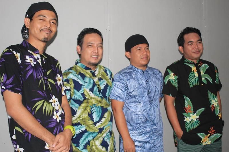 Wali Band Naik Perahu Karet Hibur Warga Medan