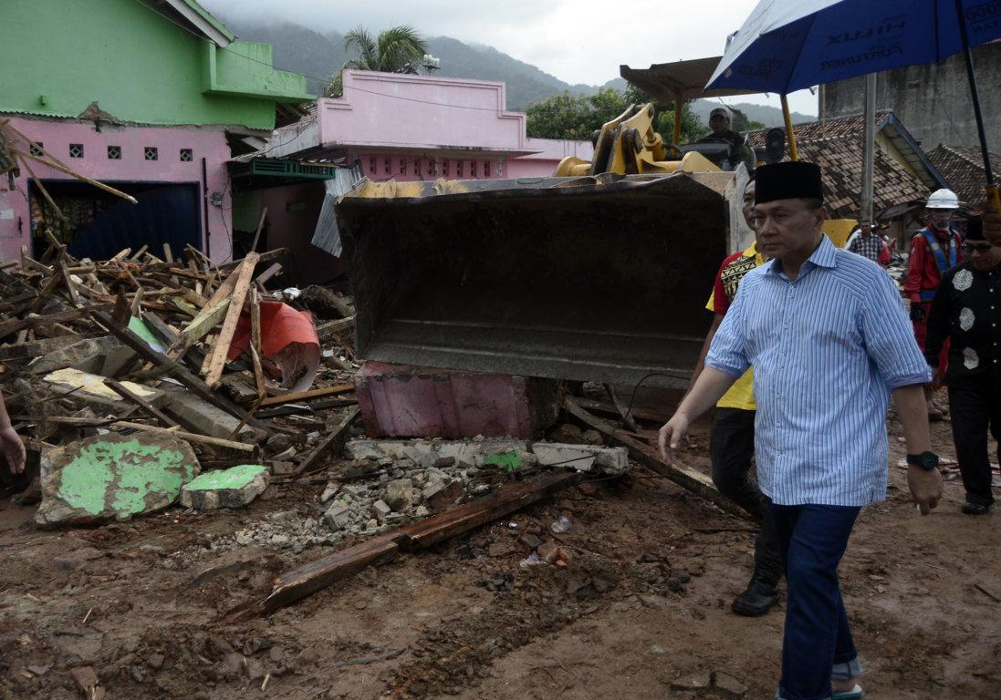 Tinjau Lokasi Tsunami Lampung