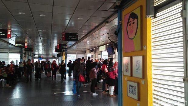 Karya Seni ODGJ Dipamerkan di Halte Transjakarta